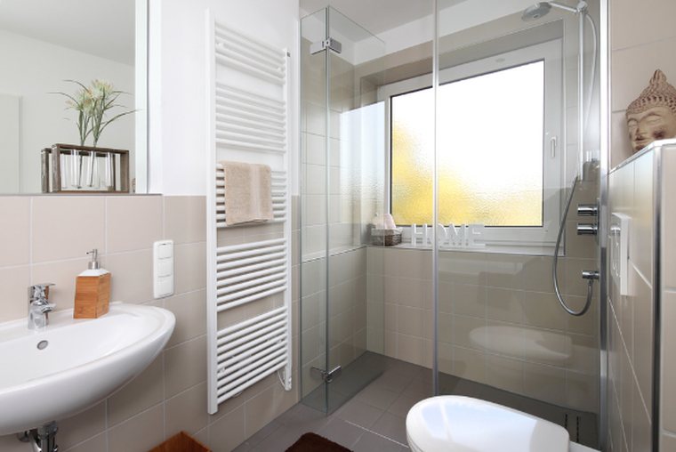 Modernisiertes Badezimmer mit Dusche und Waschbecken