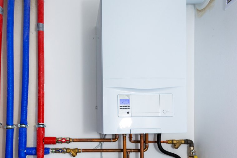 Gas-Heizungsanlage: wandhängende Gastherme mit Rohrleitungen