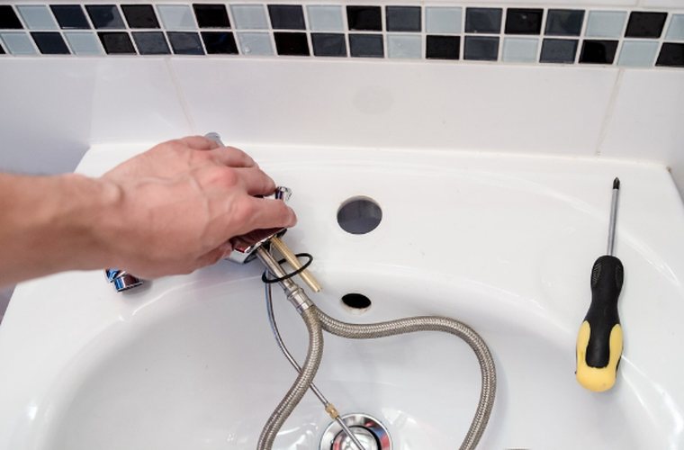 Reparatur einer Armatur am Waschbecken